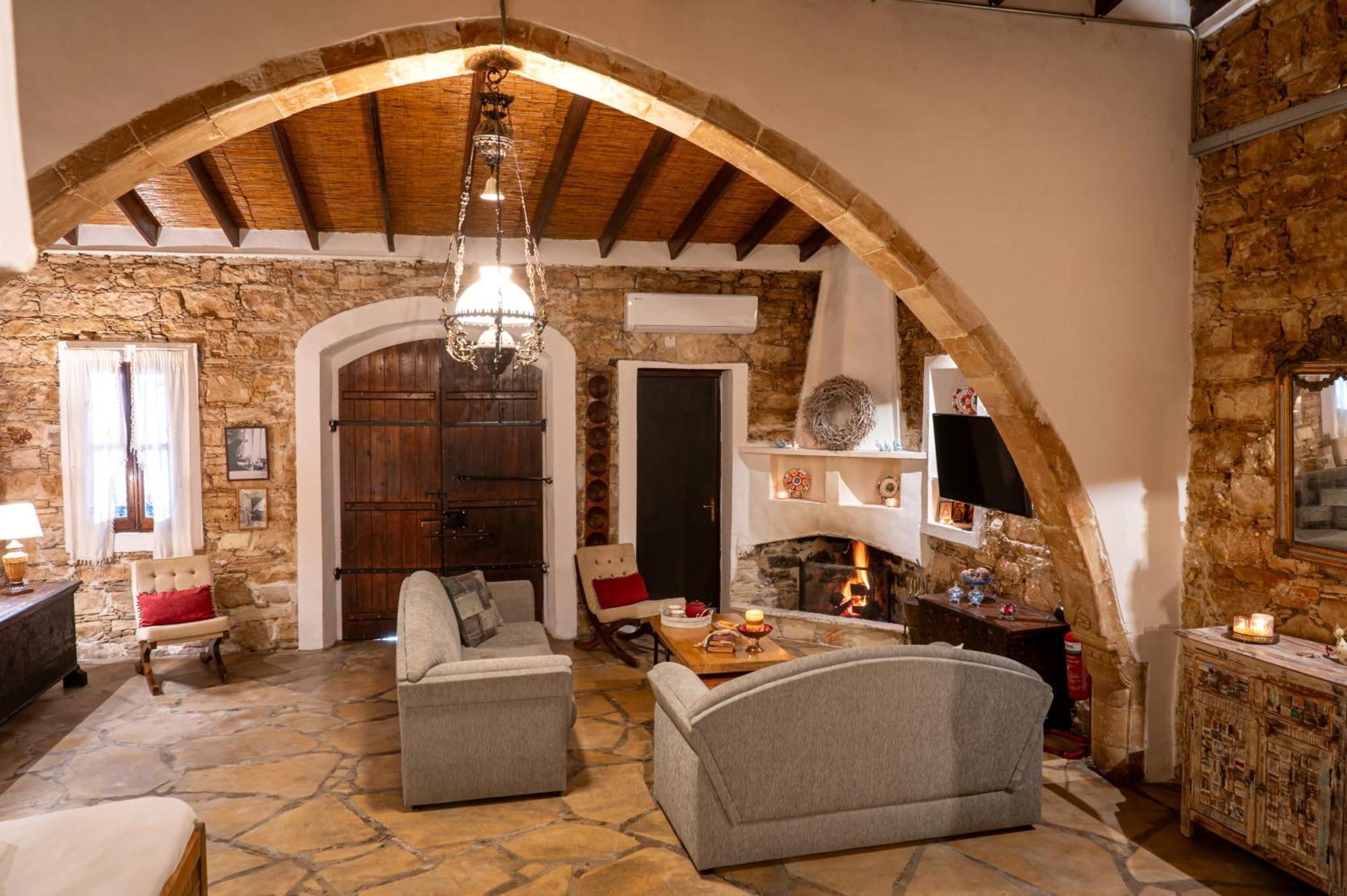 Oinoessa Traditional Boutique Guest Houses 로푸 외부 사진
