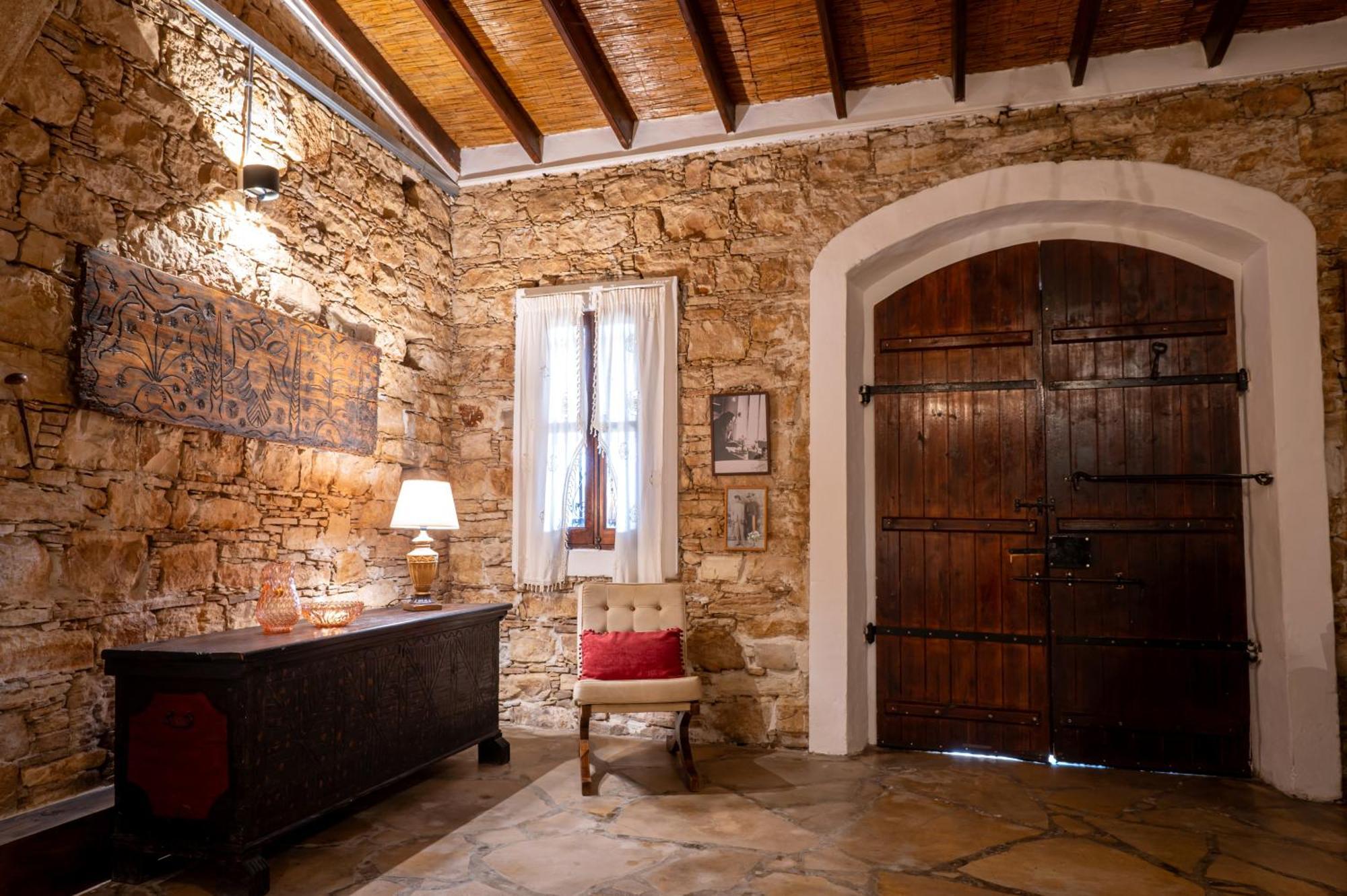 Oinoessa Traditional Boutique Guest Houses 로푸 외부 사진
