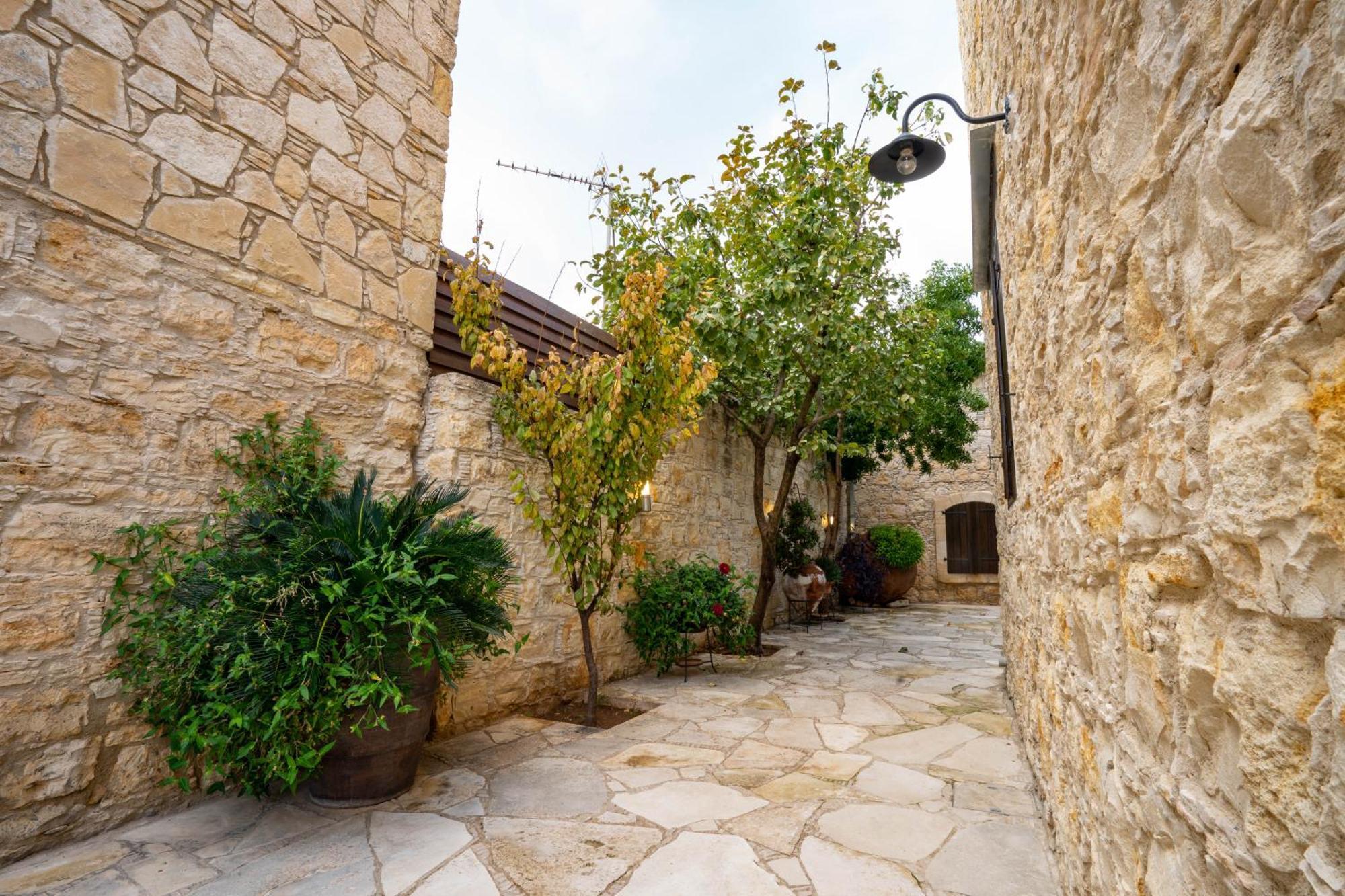 Oinoessa Traditional Boutique Guest Houses 로푸 외부 사진