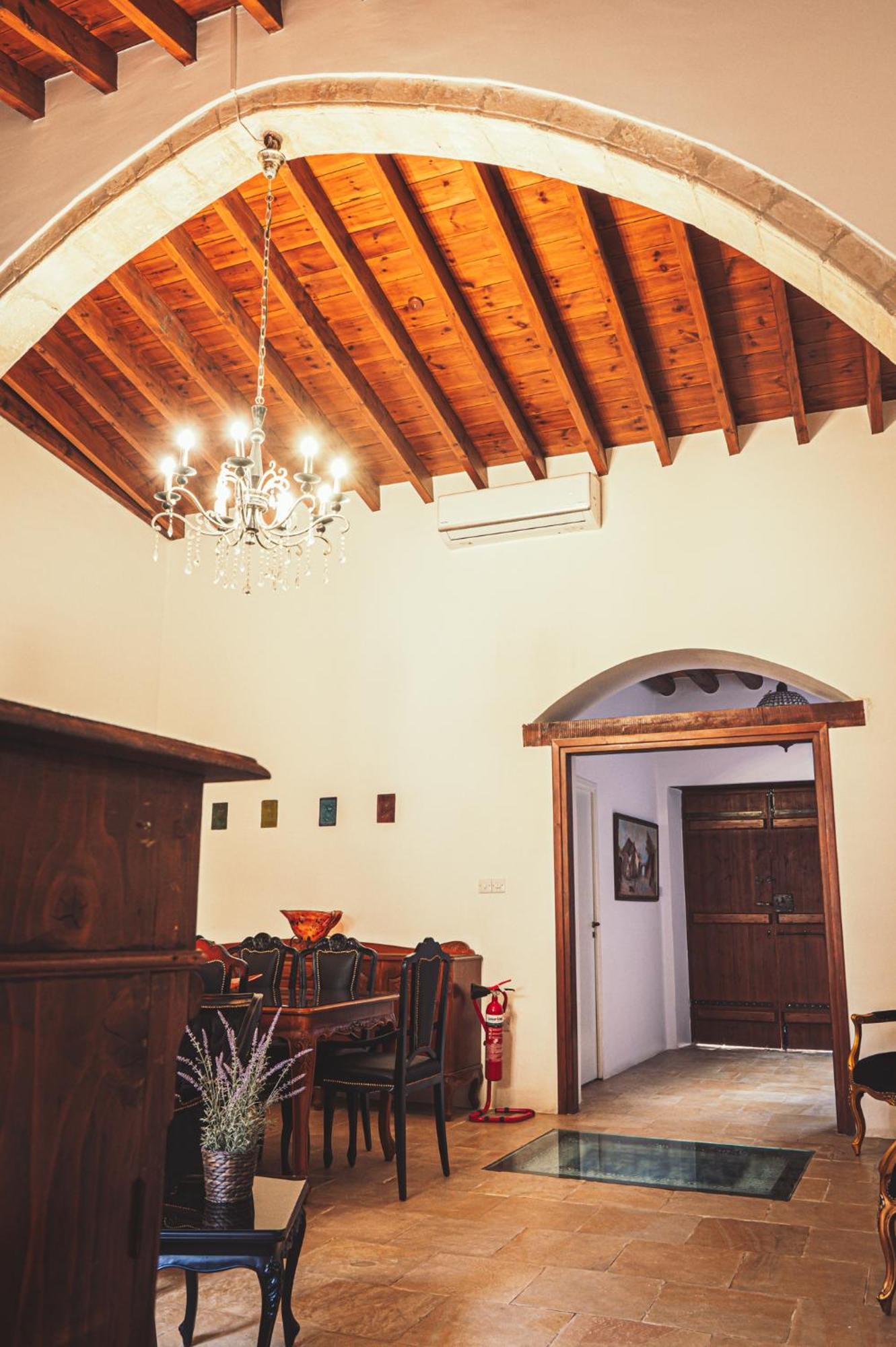 Oinoessa Traditional Boutique Guest Houses 로푸 외부 사진