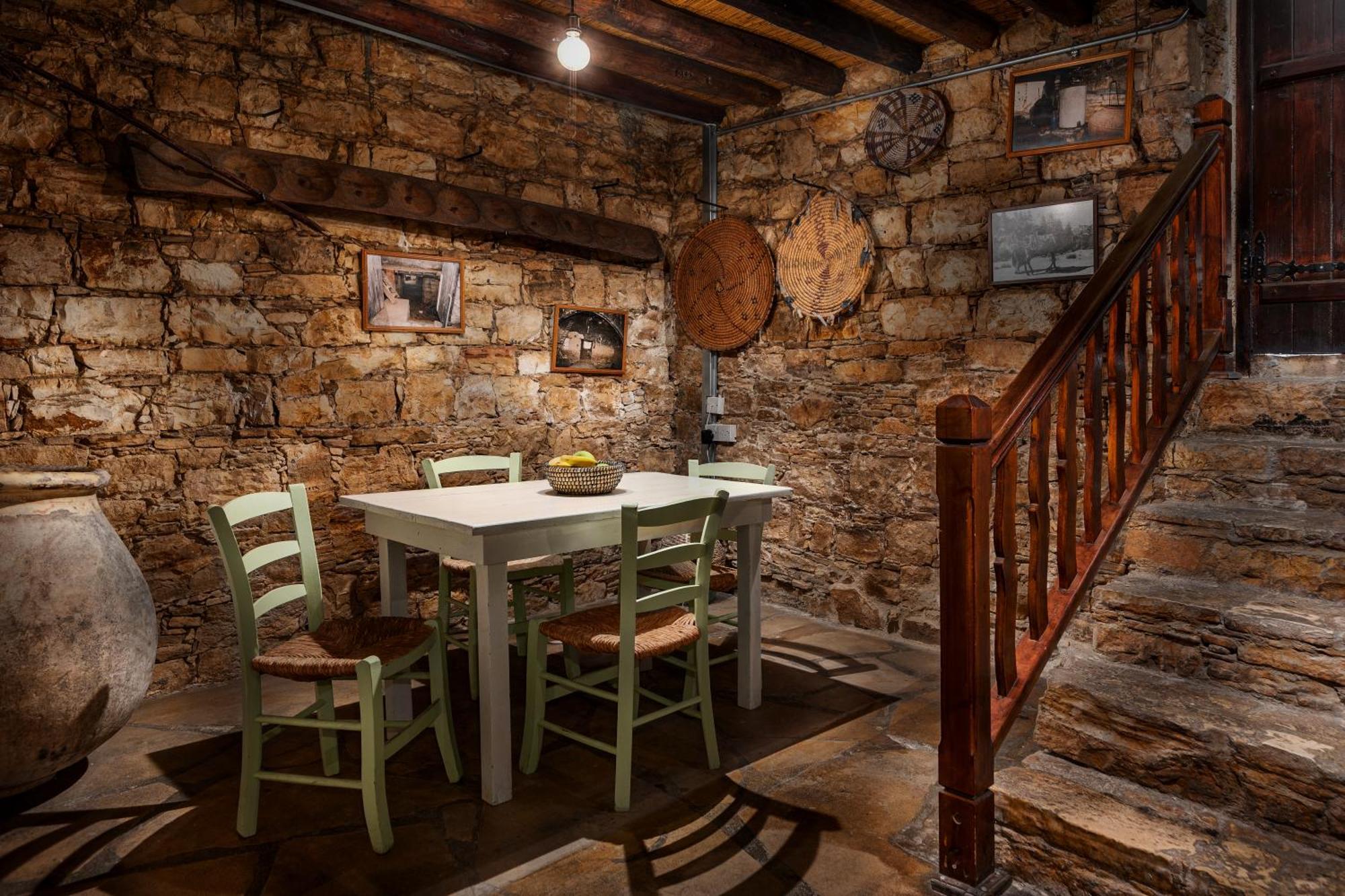 Oinoessa Traditional Boutique Guest Houses 로푸 외부 사진